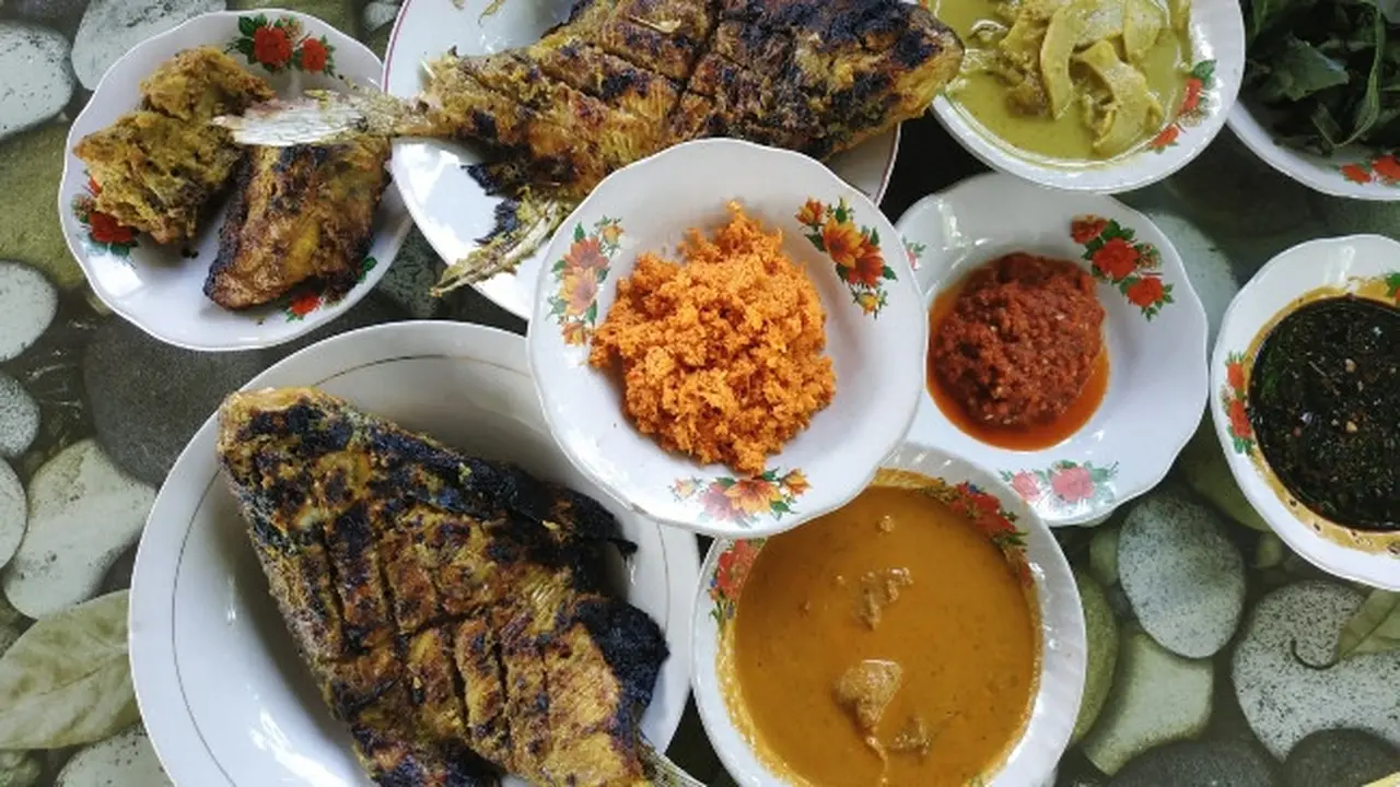 Hidangan ikan kopiek tak bertulang di Kabupaten Kampar lengkap dengan lalapan dan sayuran lainnya.