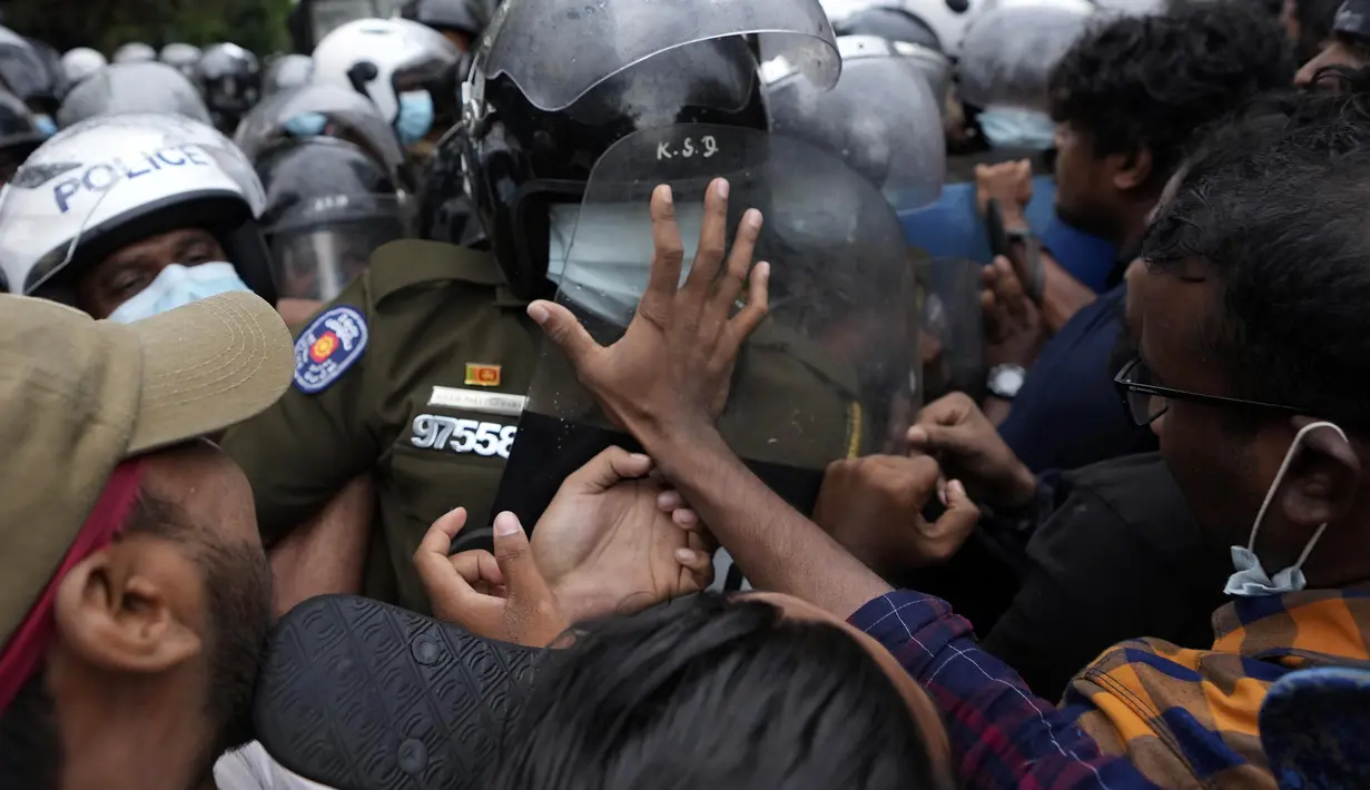 Mahasiswa bentrok dengan polisi selama protes menuntut pengunduran diri presiden Gotabaya Rajapaksa di parlemen di Kolombo, Sri Lanka (8/4/2022). Mereka menyerukan diakhirinya ketidakstabilan politik di tengah tuntutan publik agar presiden mengundurkan diri. (AP Photo/Eranga Jayawardena)