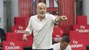 Pelatih AC Milan, Stefano Pioli menginstruksikan pemainnya saat bertanding melawan Parma pada pertandingan lanjutan Liga Serie A Italia di Stadion San Siro di Milan, Italia (15/7/2020). AC Milan menang telak 3-1 atas Parma. (AP Photo/Luca Bruno)