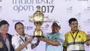 Pegolf Thailand, Panuphol Pittayarat (ketiga kiri) mengangkat piala Golf Indonesia Open 2017 di Pondok Indah Golf Course, Jakarta, Minggu (29/10). Indonesia Open 2017 merupakan turnamen seri Asian Tour diikuti 140 pegolf. (Liputan6.com/Helmi Fithriansyah)