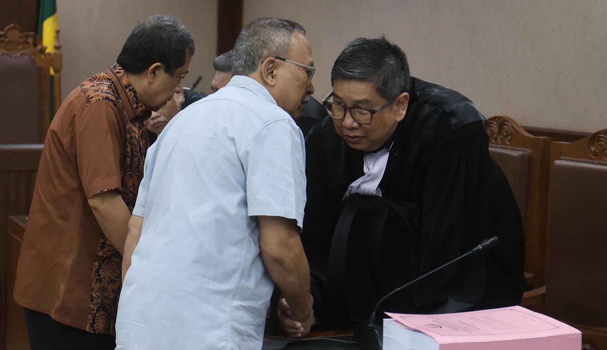 Tiga terdakwa tersebut adalah Direktur Utama PT Pertamina Patra Niaga (PPN) periode 2021-2023 Alfian Nasution, Direktur Pemasaran dan Niaga Pertamina periode 2012-2014 Hanung Budya Yuktyanta, serta Business Development Manager Trafigura Pte Ltd periode 2019-2021 Martin Haendra Nata. Tampak dalam foto, terdakwa kasus dugaan korupsi tata kelola minyak mentah, Hanung Budya Yuktyanta (tengah) berbincang penasehat hukumnya usai mengikuti sidang pembacaan tuntutan di Pengadilan Tindak Pidana Korusi (Tipikor), Jakarta, Kamis (23/4/2026). (Kapanlagi.com/Budy Santoso)