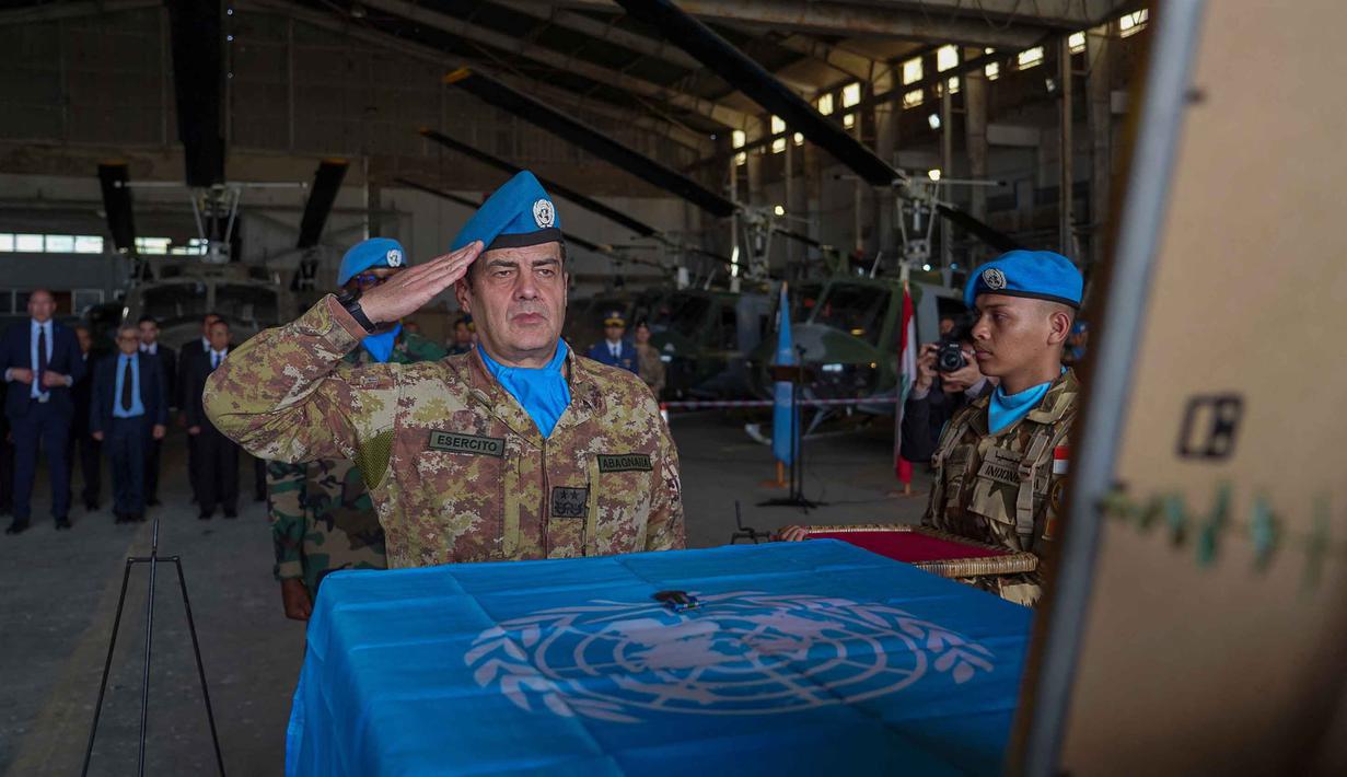Sebelumnya diketahui, Kopral Rico Pramudia yang tergabung dalam misi Pasukan Perdamaian PBB di Lebanon (UNIFIL) dinyatakan meninggal dunia setelah mengalami luka berat akibat serangan Israel, Jumat (24/4/2026). Tampak dalam foto yang diambil dan dirilis oleh Pasukan Sementara Perserikatan Bangsa-Bangsa di Lebanon (UNIFIL), menunjukkan Kepala Misi dan Komandan Pasukan Mayor Jenderal Diodato Abagnara memberi hormat memberi hormat untuk jenazah Kopral Rico Pramudia, saat upacara penghormatan di Bandara Internasional Lebanon, Beirut, pada 26 April 2026. (Haidar Fahs/UNIFIL/AFP)