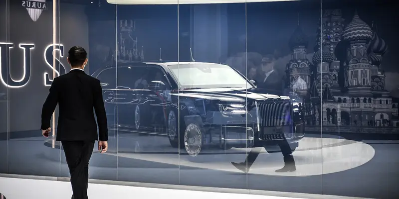 Mobil Limosin Presiden Putin Dipamerkan di Moscow International Auto Salon