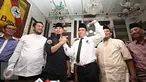 Bakal Calon (Balon) Gubernur DKI Jakarta Ketua Umum PBB Yusril Ihza Mahendra (kanan) bersama musisi Ahmad Dhani bersalaman saat menggelar pertemuan politik di Jakarta, Jumat (4/3). (Lipitan6.com/Immanuel Antonius)
