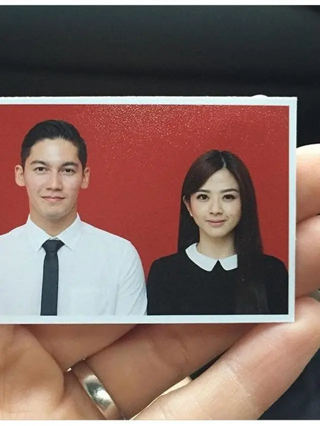 6 Potret Pasfoto Selebriti Tanah Air di Buku Pernikahan