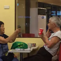 Pasangan kakek dan nenek ini buktikan kalau hidup menua bersama dengan kekasih itu menyenangkan. (Sumber Foto: viral4real)