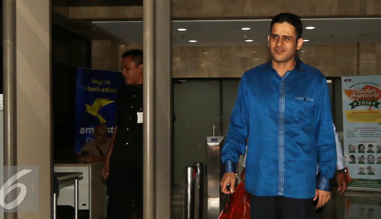 Terpidana korupsi yang juga mantan anggota DPR M Nazaruddin seusai menjalani pemeriksaan di gedung KPK, Jakarta, Kamis (29/9) Nazaruddin kembali dipanggil KPK terkait kasus pengadaan e-KTP. (Liputan6.com/Helmi Afandi)