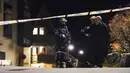 Polisi di tempat kejadian setelah serangan di Kongsberg, Norwegia, Rabu (13/10/2021). Sempat ada konfrontrasi antara pelaku dengan polisi sebelum ia berhasil dibekuk. (Hakon Mosvold Larsen/NTB Scanpix via AP)