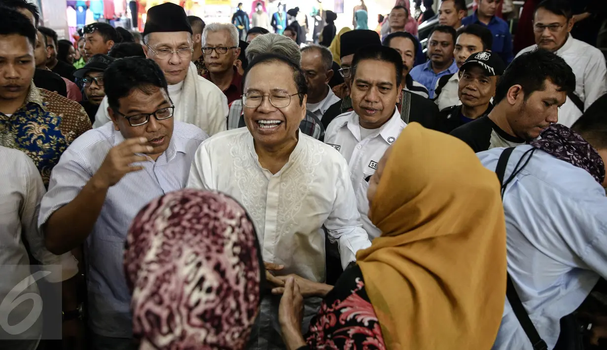 Bakal Calon (Balon) Gubernur DKI Jakarta, Rizal Ramli (tengah) beserta rombongan  berkunjung ke Blok A, Pasar Tanah Abang, Jakarta (13/8). Kunjungannya tersebut terkait pencalonannya sebagai cagub pada Pilkada DKI Jakarta 2017.(Liputan6.com/Faizal Fanani)