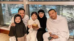 Lewat unggahan di Instagram pribadinya, Ashanty mengungkapkan betapa bahagianya bisa merayakan ulang tahun sang anak dengan kebahagiaan. Tengah berada di Tanah Suci, istri Anang Hermansyah itu berdoa agar Arsya tumbuh menjadi anak soleh. (Liputan6.com/IG/@ashanty_ash)