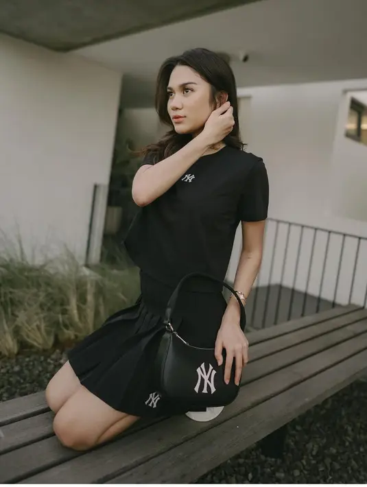 Azizah Salsha tampil serba hitam dengan rok mini pleated dipadukan atasan t shirt crop lengan pendek. Serta membawa hand bagnya. [@azizahsalsha_]