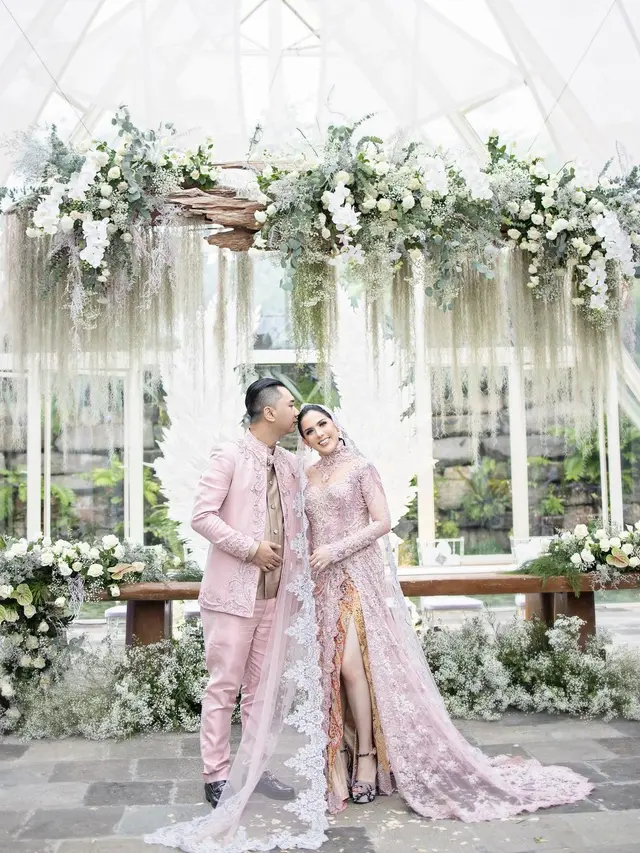 7 Momen Pernikahan Sally Adelia 'Girls Squad', Berkonsep Garden Party