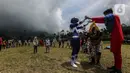 Anak-anak saat bermain dengan relawan berkostum superhero di Tempat Pengungsian Gunung Merapi, Desa Klakah, Selo, Boyolali, Jawa Tengah, Sabtu (21/11/2020). Kegiatan bermain ini untuk mengisi waktu anak-anak sehingga dapat menjaga kondisi anak tetap ceria dan sehat. (Liputan6.com/Johan Tallo)