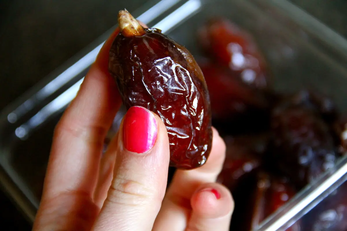 [Bintang] Simak Penjelasan dr Boyke tentang Manfaat Kurma untuk Ibu Hamil