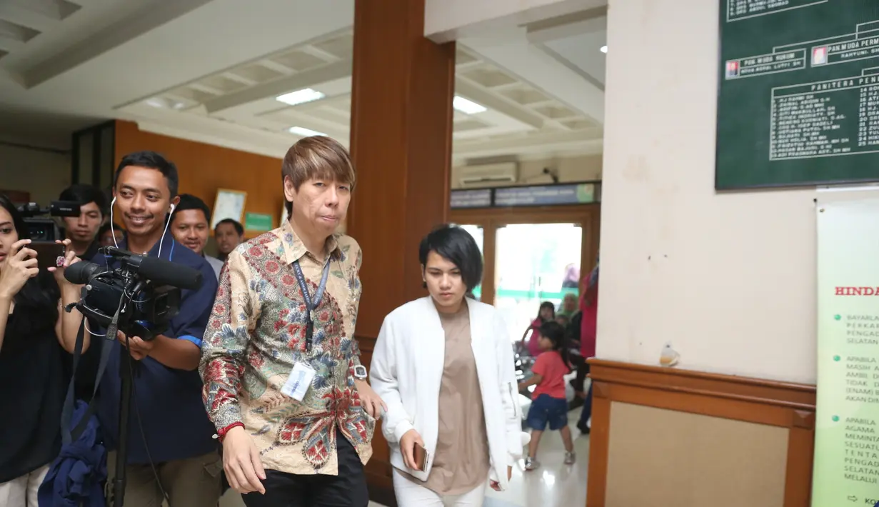 Pemandangan berbeda dari beberapa foto yang diunggah beberapa waktu lalu saat keduanya kembali bertemu setelah beberapa hari Aming meninggalkan Evelyn. Keduanya terlihat kembali mesra. (Nurwahyunan/Bintang.com)