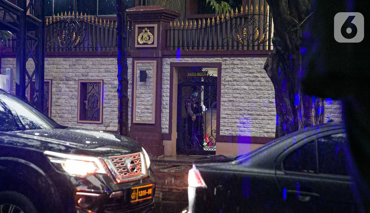 Suasana di sekitar kawasan Mabes Polri Jakarta, Rabu (31/3/2021). Seorang terduga teroris diduga berupaya melakukan penyerangan ke area Mabes Polri hingga aksi baku tembak dengan polisi pun sempat terjadi. (Liputan6.com/Faizal Fanani)