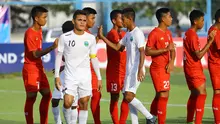 Kapten Timnas Timor Leste, Paulo Gali Freitas (putih), saat melawan Timnas Myanmar U-15 dalam matchday kedua Piala AFF U-15 2019 (29/7/2019). (Bola.com/Dok. AFF)