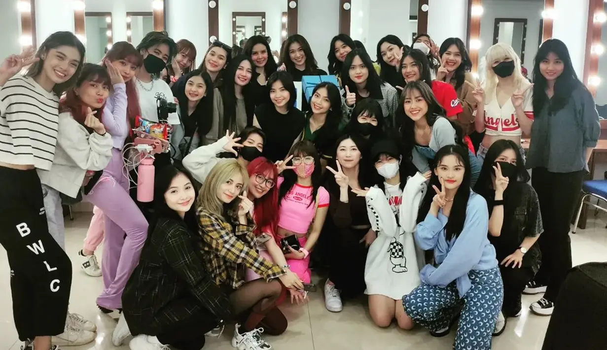 Kedua girl group menyanyikan lagu 'Fortune Cookie' dalam acara tersebut. Tidak mau mengecewakan penggemar, mereka pun menyanyikannya dengan penuh keceriaan. Sebelum tampil di atas panggung, MNL48 dan JKT48 mengabadikan kebersamaan saat di belakang panggung. Akrab banget ya. (Liputan6.com/IG/@mnl48official)