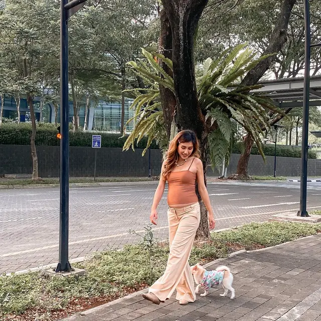 Hamil Anak Pertama, Ini 6 Potret Louise Anastasya Pamer Baby Bump