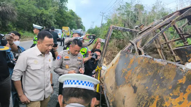 Kementerian Perhubungan (Kemenhub) meninjau lokasi kecelakaan bus ALS dan truk tangki di Jalan Lintas Sumatera, Sumatera Selatan. (Foto: Kemenhub)