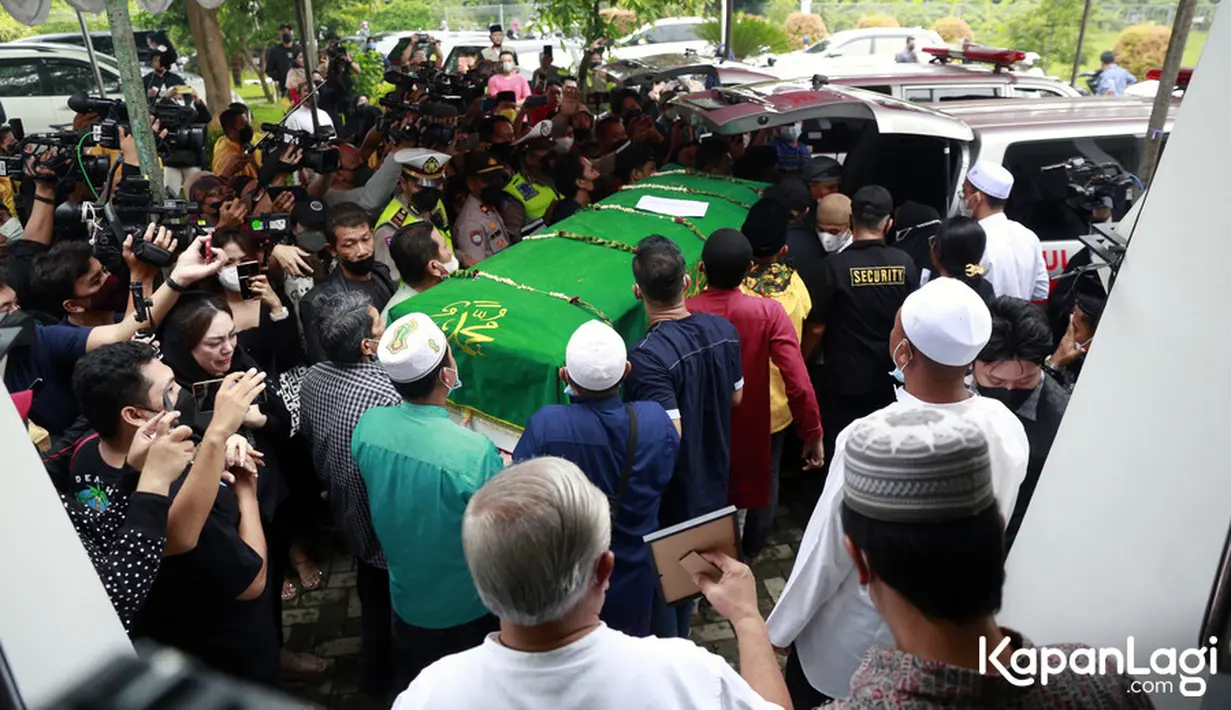Usai disalatkan jenazah pun segera dibawa ke pemakaman. Rencananya keduanya akan dikebumikan di Taman Makam Islam Malaka, Ulujami, Pesanggrahan, Jakarta Selatan. (Kapanlagi.com/M. Akrom Sukarya)