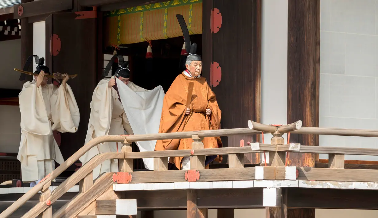 Kaisar Jepang Akihito bersiap untuk melakukan ritual di Istana Kekaisaran, Tokyo, Jepang, Selasa (12/3). Kaisar Akihito menjadi raja Jepang pertama yang turun dalam sekitar dua abad terakhir. (Imperial Household Agency of Japan via AP)