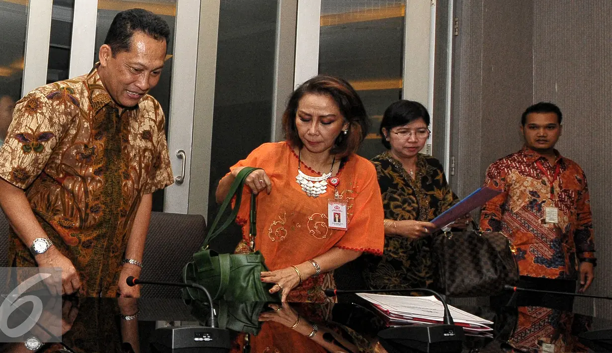 Dua Pansel KPK ditemani Kabareskrim Komjen Budi Waseso saat akan menggelar konferensi pers terkait calon pimpinan KPK yang telah lolos seleksi tahap III, Mabes Polri, Jakarta, Jumat (31/7/2015). (Liputan6.com/Yoppy Renato)