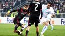 Gelandang AC Milan, Manuel Locatelli, berusaha melewati gelandang Rijeka, Mario Gavranovic, pada laga Liga Europa di Stadion HNK Rijeka, Jumat (8/12/2017). AC Milan takluk 0-2 dari Rijeka. (AFP/Stringer)