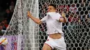 Penyerang Sevilla, Kevin Gameiro melakukan selebrasi usai mencetak gol kegawang Liverpool pada final Liga Europa di Basel, Swiss (19/5). Sevilla meraih tiga kali gelar juara Piala UEFA secara berturut-turut. (Reuters/Michael Dalder)