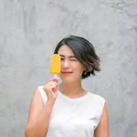 Ilustrasi perempuan makan ice cream/copyrightshutterstock/tete_escape