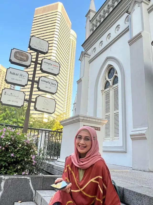 7 Potret Desy Ratnasari Liburan Ke Singapura, Gayanya Tuai Sorotan