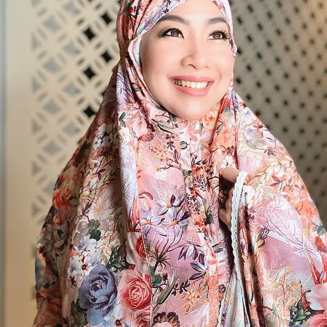 6 Potret Feni Rose saat Pakai Hijab, Disebut Makin Cantik