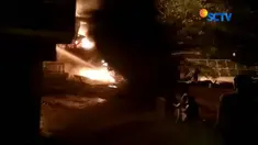 Dua orang warga mengalami luka bakar dan langsung dibawa ambulance yang telah berada di lokasi kebakaran.