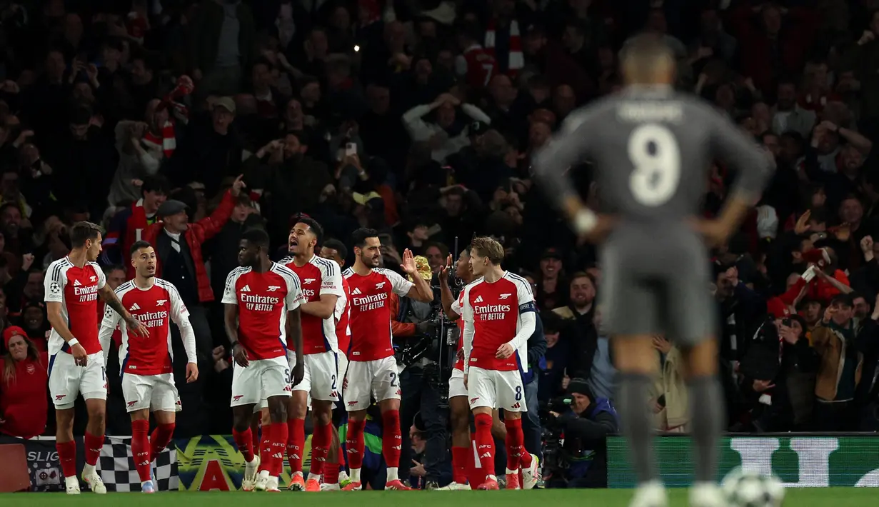 Bermain di hadapan pendukung sendiri, The Gunners tampil imresif menggulung sang juara bertahan Real Madrid dengan skor 3-0. (Adrian Dennis/AFP)