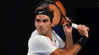 Roger Federer beraksi di final Australia Terbuka (AFP/ Saeed Khan)