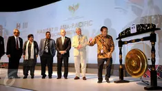 Menko Kemaritiman dan Sumber Daya, Rizal Ramli (kanan) secara resmi membuka Habitat III Asia Pasific Regional Meeting di Jakarta, Rabu (21/10/2015). Pertemuan ini merupakan persiapan menuju Prepcom III di Surabaya. (Liputan6.com/Helmi Fithriansyah)