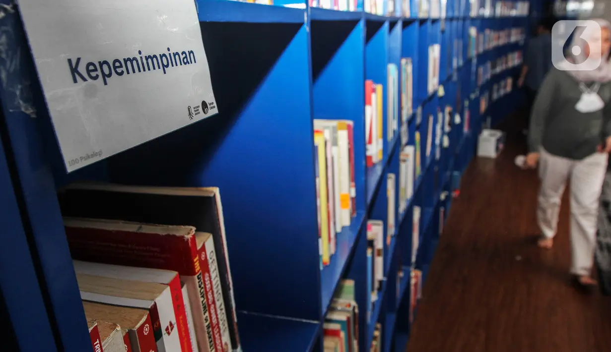 Ruang terbuka hijau dengan fasilitas lengkap dan akses transportasi terintegarasi ini menyediakan lebih dari 1000 buku secara fisik dan 3000an buku. (Liputan6.com/Johan Tallo)