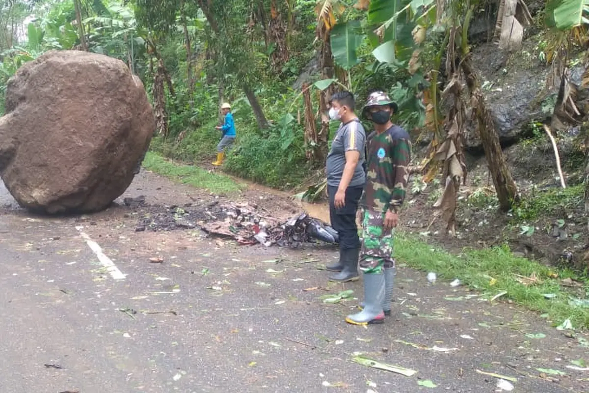 Sepeda motor Babinsa di Kebumen hancur usai tertimpa batu sebesar gajah. (Foto: Humas Polres Kebumen/Liputan6.com)