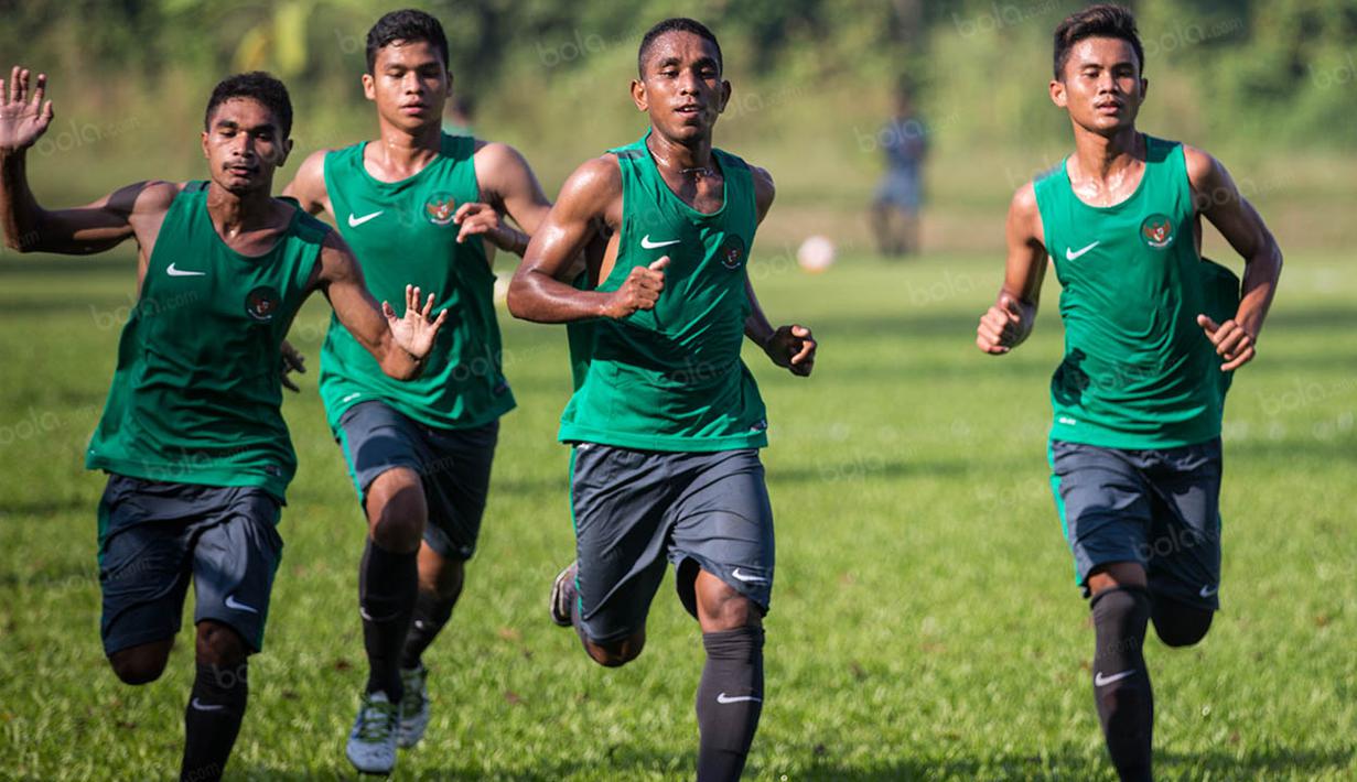 Pandi Lestaluhu (kedua kanan) dan pemain lainnya berlatih saat mengikuti seleksi Timnas Indonesia U-19 di Lapangan POR Pelita Jaya, Sawangan, Jawa Barat, Selasa (26/7/2016). (Bola.com/Vitalis Yogi Trisna)