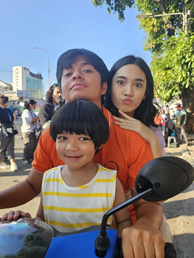Potret Angga Yunanda bareng ‘anak’  di film Dua Hati Biru (Sumber: Instagram/@angga)