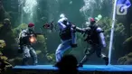 Penyelam mementaskan drama teatrikal yang bertajuk "Semangat perjuangan" di akuarium utama Sea World, Ancol, Jakarta, Selasa (10/11/2020). Pertunjukan dengan latar belakang Pertempuran Surabaya itu digelar pada 7-10 November untuk memperingati Hari Pahlawan Nasional. (Liputan6.com/Johan Tallo)
