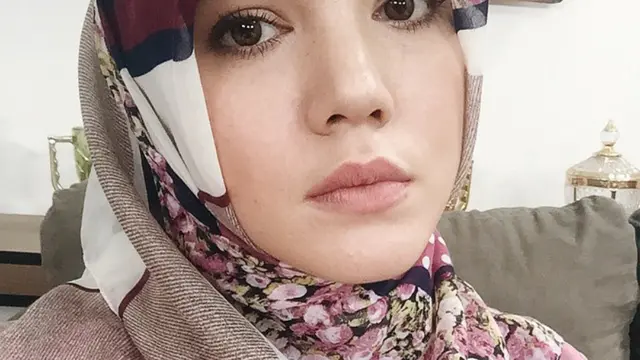 Artis Seksi Ini Terlihat Anggun dan Cantik Saat Berhijab