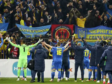 Pemain Ukraina merayakan kemenangan atas Bosnia-Herzegovina pada akhir pertandingan kualifikasi Grup D Piala Dunia 2022 di Stadion Bilino Polje, Zenica, Bosnia, 16 November 2021. Ukraina menang 2-0. (AP Photo)