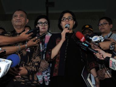 Menteri Keuangan Sri Mulyani memberikan keterangan kepada awak media usai mendatangi KPK, Jakarta, Kamis (22/9). Kedatangan Sri Mulyani selain melaporkan LHKPN, juga melakukan pertemuan dengan pimpinanan KPK Agus Rahardjo dkk. (Liputan6.com/Helmi Afandi)