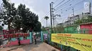 Warga melihat pengerjaan dinding turap di depan RPTRA Krendang yang ditutup sementara, Jakarta, Kamis (25/10). RPTRA Krendang akan dibuka kembali pada Desember mendatang atau hingga pemasangan turap selesai. (Merdeka.com/Iqbal Nugroho)