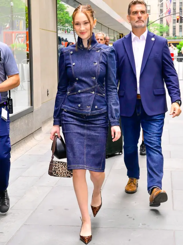 Gaya Stylish Lola Tung Tampil Chic Bareng Koleksi Tas Kate Spade New York di Press Tour Film The Summer I Turned Pretty