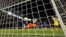 Gol Richarlison pada menit ke-73 sempat memberikan harapan untuk Tottenham Hotspur. Sayangnya, skor 2-1 untuk kemenangan Chelsea tak berubah hingga wasit meniup peluit tanda akhir pertandingan. (AFP/Adrian Dennis)