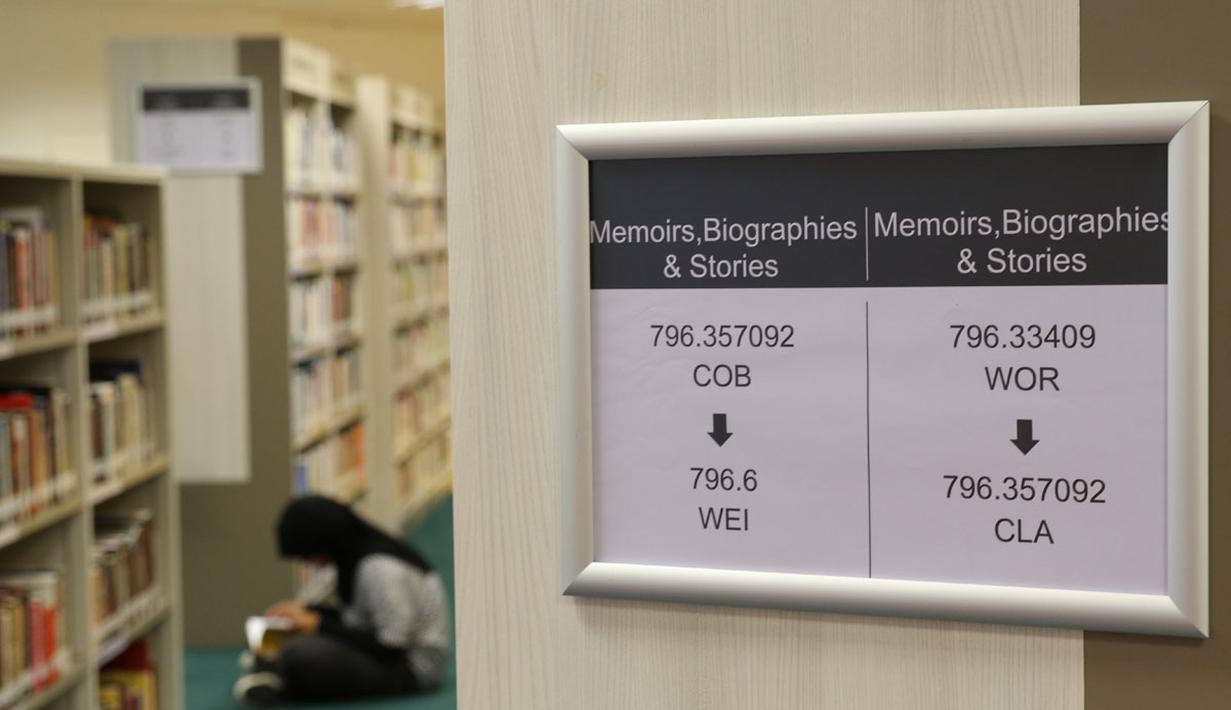 Pengaturan yang rapi dan pendataan yang baik bagi 60 ribu koleksi buku. (Bola.com/Arief Bagus)