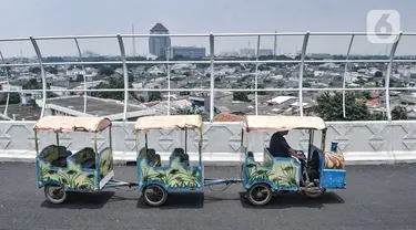 Odong-odong saat melintas di Flyover Cakung, Jakarta, Selasa (16/3/2021).  Progres pembangunan flyover yang menghubungkan kawasan Duren Sawit dengan Cakung tersebut saat ini telah mencapai 96,44 persen. (merdeka.com/Iqbal S. Nugroho)