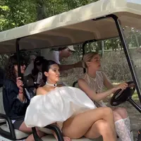 Kendall Jenner dan Gigi Hadid baru saja berjalan di runway pertunjukan "Le Chouchou" di Versailles, Prancis. @voguefrance